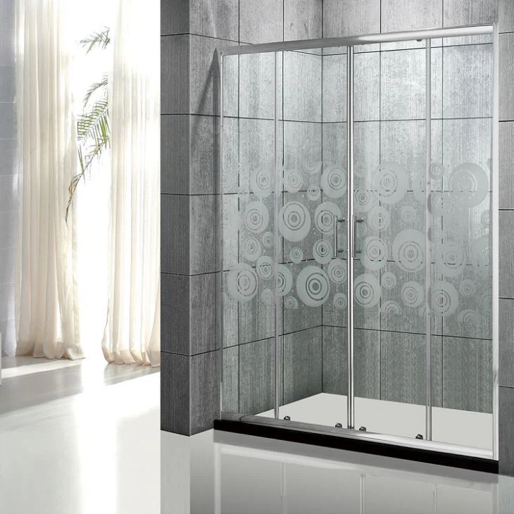 Porta de bany amb dutxa marcada amb porta corredissa